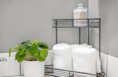 Meridian-Kessler Apartamento | Sleep 5 - Pet & Baby - Laundry - Closer to Hospitals