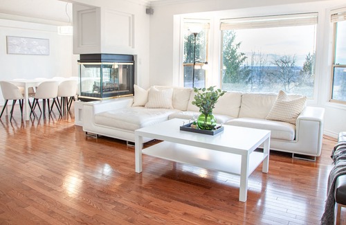 Upper Ten Oaks Casa | Sleep 50. Central. City view