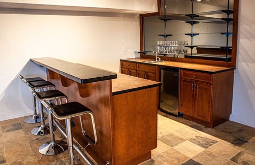 Upper Ten Oaks Casa | Sleep 50. Central. City view