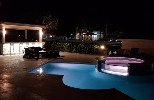 Seven Mile Beach Alquiler De Eote | Sleep on a Sleek Italian Yacht in the Cayman Islands