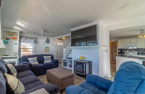 Niantic Casa | Sleep to the sound of the waves. Watch the sun set from the deck! Secluded beach