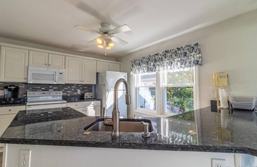 Niantic Casa | Sleep to the sound of the waves. Watch the sun set from the deck! Secluded beach