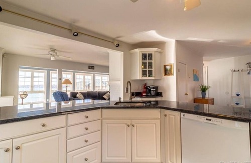 Niantic Casa | Sleep to the sound of the waves. Watch the sun set from the deck! Secluded beach