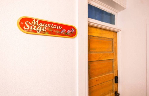 Centennial Apartamento | Sleep up to 4 - 2 Queens in Historic Centennial Hotel