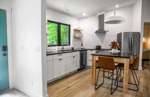 Maple City Casa | Sleeping Bear "Treehouse"; close to Glen Arbor, Lake MI, the dunes & bike trails