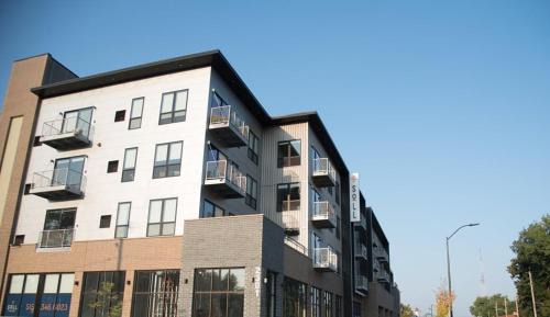 Des Moines Apartamento | Sleepover Iconic Des Moines Apartments