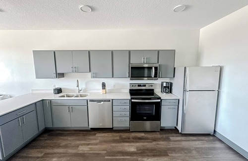 West Des Moines Apartamento | Sleepover: Marvelous 1BD/1BA + High Ceilings - Des Moines