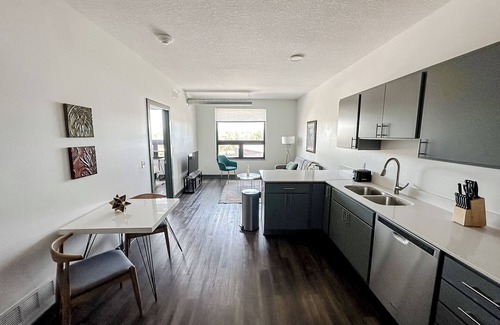 West Des Moines Apartamento | Sleepover: Marvelous 1BD/1BA + High Ceilings - Des Moines