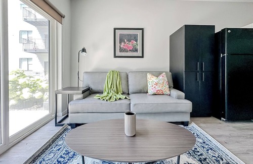 Downtown Omaha Apartamento | Sleepover: Spacious 1BD/1BA + Balcony - Downtown Omaha