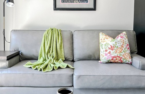 Downtown Omaha Apartamento | Sleepover: Spacious 1BD/1BA + Balcony - Downtown Omaha