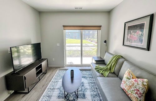Downtown Omaha Apartamento | Sleepover: Spacious 1BD/1BA + Balcony - Downtown Omaha
