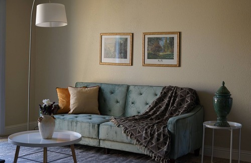 Oklahoma City Apartamento | Sleepover: Victorian 1BD/1BA + Balcony - OKC
