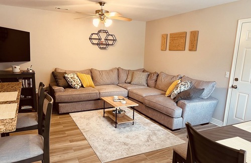 Bentonville Casa | Sleeps 10. 1.2mi to downtown! And only 0.3 mi to Tristan's Trail & Leopards Loop