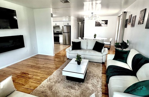 Ironbound District Apartamento | Sleeps 10+. Close to NYC. Stylish 3-bedroom 2-bath unit. 8mins from EWR
