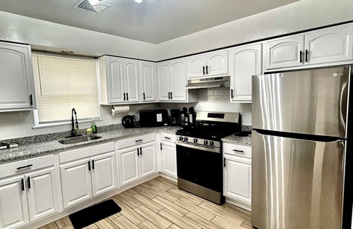 Ironbound District Apartamento | Sleeps 10+. Close to NYC. Stylish 3-bedroom 2-bath unit. 8mins from EWR