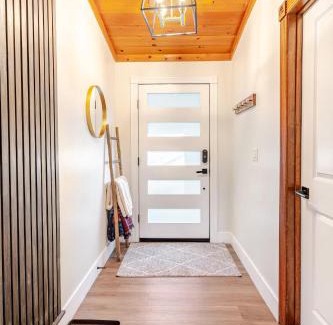 Crestline Casa | Sleeps 10 Cozy Modern Cabin- 5 minutes to lake, fishing, & hiking