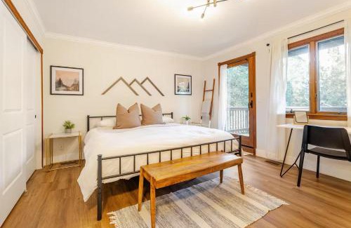 Crestline Casa | Sleeps 10 Cozy Modern Cabin- 5 minutes to lake, fishing, & hiking