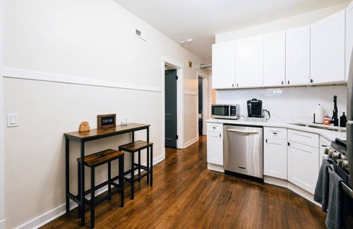 Avondale Apartamento | Sleeps 10 - Heart of Logan Square 3BR + Garage & Patio