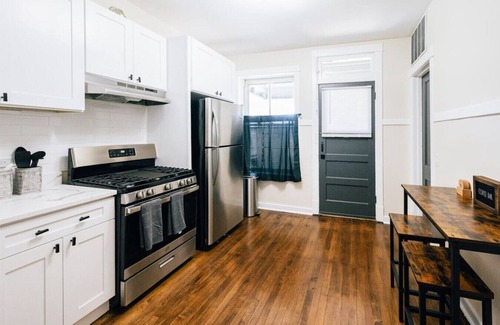 Avondale Apartamento | Sleeps 10 - Heart of Logan Square 3BR + Garage & Patio
