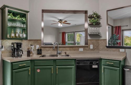 Gwinnett Place Casa | Sleeps 10 Near I-85 4br Family Stay