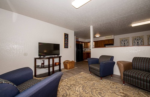 Karns Casa | Sleeps 12 - 2 kings; 3 queens; 2 singles.