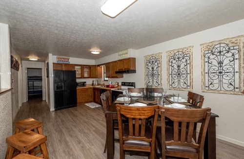 Karns Casa | Sleeps 12 - 2 kings; 3 queens; 2 singles.