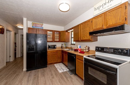 Karns Casa | Sleeps 12 - 2 kings; 3 queens; 2 singles.