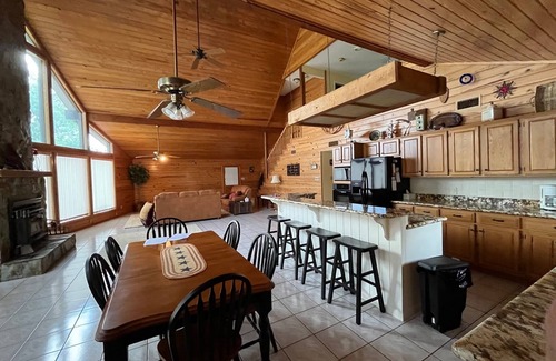 West Livingston Casa | Sleeps 12, 4br, Lakefront, firepit, boat lift, fish station, & panoramic views