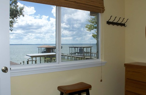West Livingston Casa | Sleeps 12, 4br, Lakefront, firepit, boat lift, fish station, & panoramic views