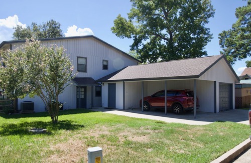 West Livingston Casa | Sleeps 12, 4br, Lakefront, firepit, boat lift, fish station, & panoramic views