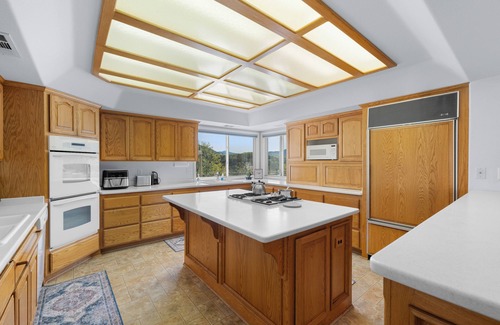 Lakehead Casa | Sleeps 12! Charming 4BR house with Game Room, Large Garage & Stunning Lakeviews