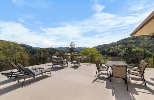 Lakehead Casa | Sleeps 12! Charming 4BR house with Game Room, Large Garage & Stunning Lakeviews