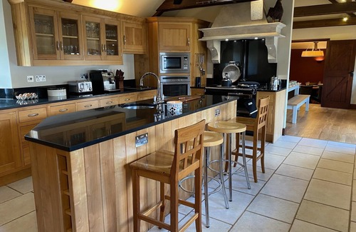 West Buckland Casa | Sleeps 12 - Converted Barn in Rural Location