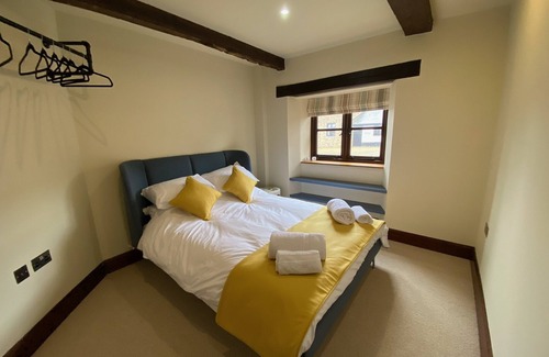 West Buckland Casa | Sleeps 12 - Converted Barn in Rural Location