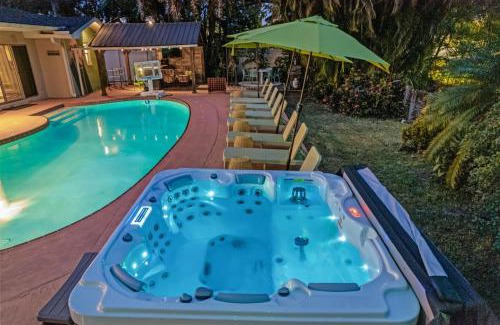 Largo Casa | Sleeps 12 Heated Pool Pickleball Hot Tub Fire Pit