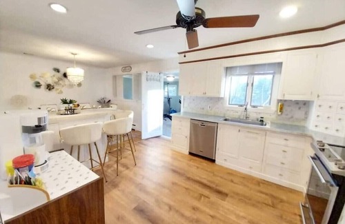 Wolcott Casa | Sleeps 12 - Pool - Grill