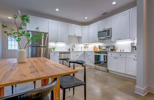 Vollintine-Evergreen Casa | Sleeps 12 - Shuffleboard Fire Pit Near Beale St
