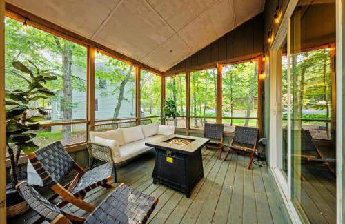 East Stroudsburg Casa | Sleeps 14 Hot Tub Paddle Boards Arcade Games