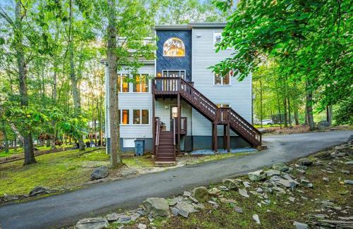 East Stroudsburg Casa | Sleeps 14 Hot Tub Paddle Boards Arcade Games