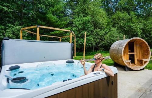 Reeders Casa | Sleeps 14 Pool Hot Tub Sauna Pickleball Arcade