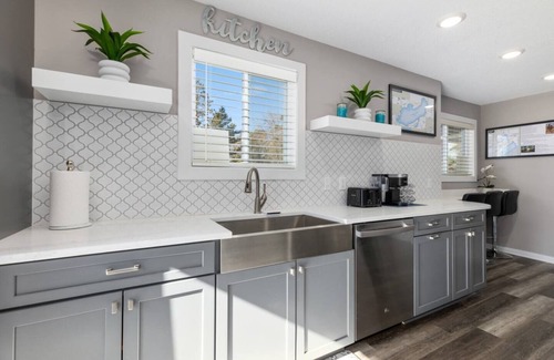 Crosby Casa | Sleeps 15! - EV Charger - 75" TV - Soaker Tub - 1 Block to Downtown Crosby!