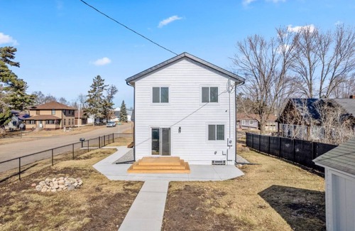 Crosby Casa | Sleeps 15! - EV Charger - 75" TV - Soaker Tub - 1 Block to Downtown Crosby!