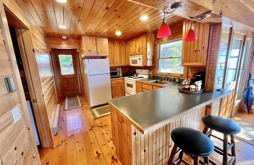 Harrison Cabaña | SLEEPS 15 WITH A PRIVATE SANDY BEACH ON LONG LAKE.