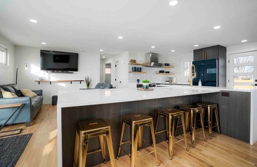 Aurora Casa | Sleeps 16 - 15 min/Downtown, 10 min/Medical Center