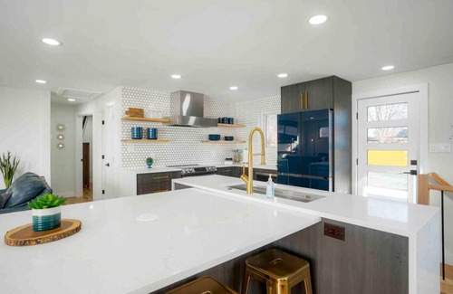 Aurora Casa | Sleeps 16 - 15 min/Downtown, 10 min/Medical Center