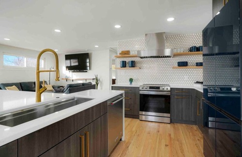 Aurora Casa | Sleeps 16 - 15 min/Downtown, 10 min/Medical Center