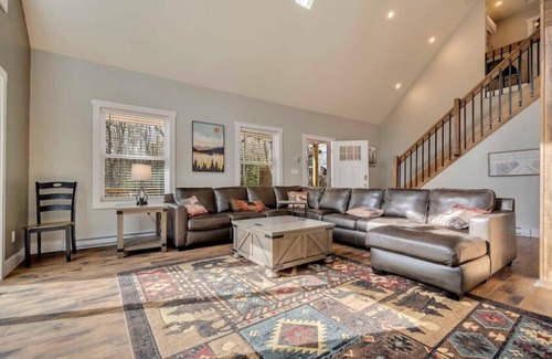 Jim Thorpe Casa | Sleeps 16! Game Room, Fireplace, Deck w/ Grill