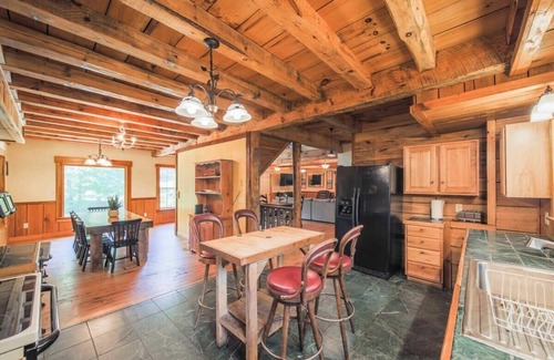 Mars Hill Apartamento | Sleeps 16 Hot Tub Sauna Dogs Welcome Ping Pong