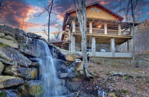 Mars Hill Casa | Sleeps 16 Hot Tub Sauna Dogs Welcome Ping Pong