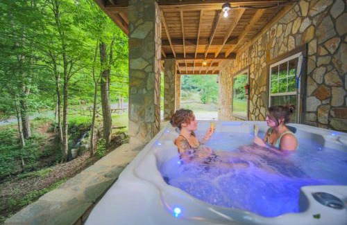 Mars Hill Casa | Sleeps 16 Hot Tub Sauna Dogs Welcome Ping Pong